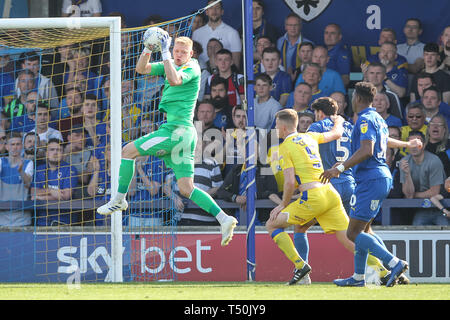 Kingston, UK. 19 Apr, 2019. AFC Wimbledon Torwart Aaron Ramsdale Fänge ein Kreuz bei der EFL Sky Bet Liga 1 Übereinstimmung zwischen AFC Wimbledon und Bristol Rovers im Cherry Red Records Stadion, Kingston, England am 19. April 2019. Foto von Ken Funken. Nur die redaktionelle Nutzung, eine Lizenz für die gewerbliche Nutzung erforderlich. Keine Verwendung in Wetten, Spiele oder einer einzelnen Verein/Liga/player Publikationen. Credit: UK Sport Pics Ltd/Alamy leben Nachrichten Stockfoto