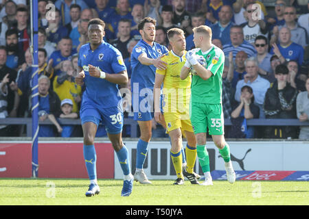 Kingston, UK. 19 Apr, 2019. AFC Wimbledon Torwart Aaron Ramsdale ist von Tony Craig von Bristol Rovers während der efl Sky Bet Liga 1 Übereinstimmung zwischen AFC Wimbledon und Bristol Rovers im Cherry Red Records Stadion, Kingston, England am 19. April 2019 in Frage gestellt. Foto von Ken Funken. Nur die redaktionelle Nutzung, eine Lizenz für die gewerbliche Nutzung erforderlich. Keine Verwendung in Wetten, Spiele oder einer einzelnen Verein/Liga/player Publikationen. Credit: UK Sport Pics Ltd/Alamy leben Nachrichten Stockfoto