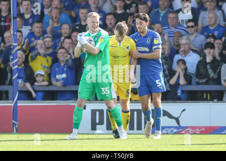 Kingston, UK. 19 Apr, 2019. AFC Wimbledon Torwart Aaron Ramsdale ist von Tony Craig von Bristol Rovers während der efl Sky Bet Liga 1 Übereinstimmung zwischen AFC Wimbledon und Bristol Rovers im Cherry Red Records Stadion, Kingston, England am 19. April 2019 in Frage gestellt. Foto von Ken Funken. Nur die redaktionelle Nutzung, eine Lizenz für die gewerbliche Nutzung erforderlich. Keine Verwendung in Wetten, Spiele oder einer einzelnen Verein/Liga/player Publikationen. Credit: UK Sport Pics Ltd/Alamy leben Nachrichten Stockfoto