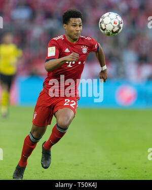 Serge Gnabry (FCB) mit Kugel, Single Action GES/Fußball/1. Bundesliga: FC Bayern München - Borussia Dortmund, 06.04.2019 Fußball: 1. Bundesliga: München gegen Borussia Dortmund, München, April 06, 2019 | Verwendung weltweit Stockfoto