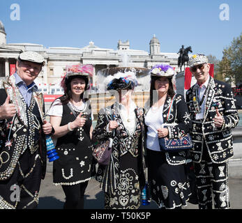 London, Großbritannien. 20 Apr, 2019. Perlige Könige und Königinnen posieren für Fotos als Vorbereitung für das Fest des Hl. Georg auf dem Trafalgar Square in London. Sonne trägt zu der Englischen Garten fühlen als der heißeste Ostern in über 70 Jahren prognostiziert. Credit: Keith Larby/Alamy leben Nachrichten Stockfoto