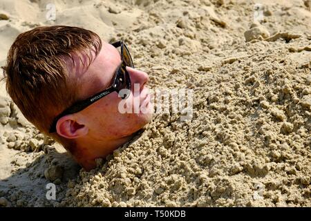 Dorchester, Dorset, Großbritannien. 20 Apr, 2109. Besucher in Weymouth Beach genießen Sie die Sonne auf was wird erwartet, dass der heißeste Tag der Bank Holiday Wochenende zu sein. Credit: Tom Corban/Alamy leben Nachrichten Stockfoto