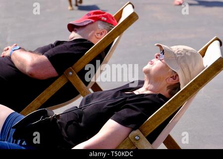 Dorchester, Dorset, Großbritannien. 20 Apr, 2109. Besucher in Weymouth Beach genießen Sie die Sonne auf was wird erwartet, dass der heißeste Tag der Bank Holiday Wochenende zu sein. Credit: Tom Corban/Alamy leben Nachrichten Stockfoto