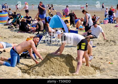 Dorchester, Dorset, Großbritannien. 20 Apr, 2109. Besucher in Weymouth Beach genießen Sie die Sonne auf was wird erwartet, dass der heißeste Tag der Bank Holiday Wochenende zu sein. Credit: Tom Corban/Alamy leben Nachrichten Stockfoto