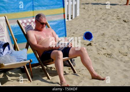 Dorchester, Dorset, Großbritannien. 20 Apr, 2109. Besucher in Weymouth Beach genießen Sie die Sonne auf was wird erwartet, dass der heißeste Tag der Bank Holiday Wochenende zu sein. Credit: Tom Corban/Alamy leben Nachrichten Stockfoto