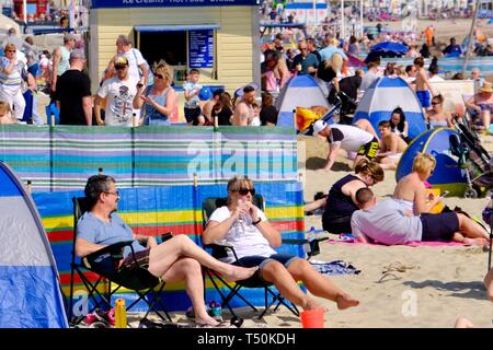 Dorchester, Dorset, Großbritannien. 20 Apr, 2109. Besucher in Weymouth Beach genießen Sie die Sonne auf was wird erwartet, dass der heißeste Tag der Bank Holiday Wochenende zu sein. Credit: Tom Corban/Alamy leben Nachrichten Stockfoto