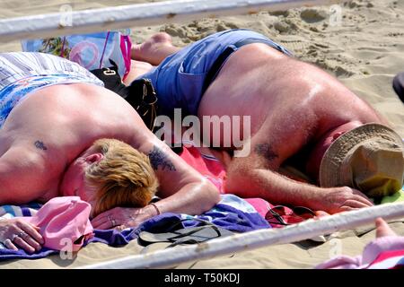 Dorchester, Dorset, Großbritannien. 20 Apr, 2109. Besucher in Weymouth Beach genießen Sie die Sonne auf was wird erwartet, dass der heißeste Tag der Bank Holiday Wochenende zu sein. Credit: Tom Corban/Alamy leben Nachrichten Stockfoto