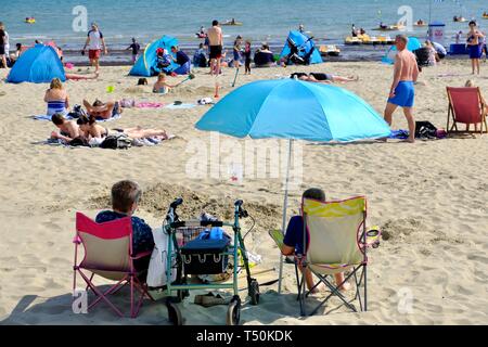 Dorchester, Dorset, Großbritannien. 20 Apr, 2109. Besucher in Weymouth Beach genießen Sie die Sonne auf was wird erwartet, dass der heißeste Tag der Bank Holiday Wochenende zu sein. Credit: Tom Corban/Alamy leben Nachrichten Stockfoto