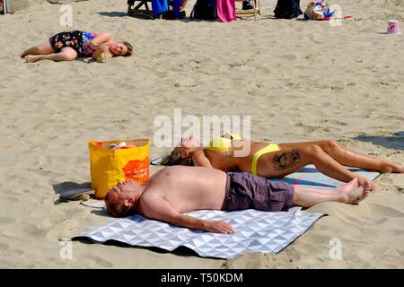 Dorchester, Dorset, Großbritannien. 20 Apr, 2109. Besucher in Weymouth Beach genießen Sie die Sonne auf was wird erwartet, dass der heißeste Tag der Bank Holiday Wochenende zu sein. Credit: Tom Corban/Alamy leben Nachrichten Stockfoto