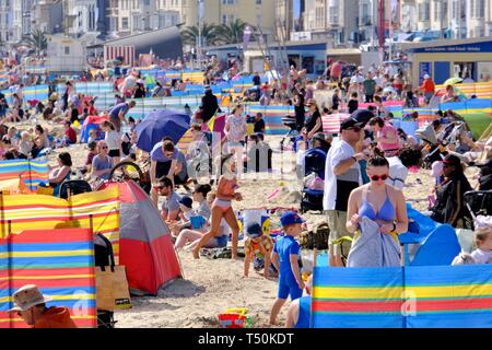 Dorchester, Dorset, Großbritannien. 20 Apr, 2109. Besucher in Weymouth Beach genießen Sie die Sonne auf was wird erwartet, dass der heißeste Tag der Bank Holiday Wochenende zu sein. Credit: Tom Corban/Alamy leben Nachrichten Stockfoto