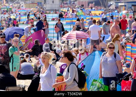 Dorchester, Dorset, Großbritannien. 20 Apr, 2109. Besucher in Weymouth Beach genießen Sie die Sonne auf was wird erwartet, dass der heißeste Tag der Bank Holiday Wochenende zu sein. Credit: Tom Corban/Alamy leben Nachrichten Stockfoto