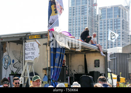 London, Großbritannien. 20. Apr 2019. Umwelt Kampagne Gruppe Aussterben Rebellion die Demonstranten auf der Waterloo Bridge. Credit: Penelope Barritt/Alamy leben Nachrichten Stockfoto