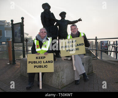 Cobh, Cork, Irland. 20. April 2019. Bei der Ankunft der Liner Saga Saphir, Cllr Diarmaid Ó Cadhla und Tony Cronin Protest gegen die Entscheidung der Hafen von Cork Firma Kai öffentlichen Spaziergang während der Ankunft von Kreuzfahrtschiffen in Cobh, Co Cork, Irland zu schließen. Quelle: David Creedon/Alamy leben Nachrichten Stockfoto