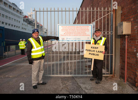 Cobh, Cork, Irland. 20. April 2019. Bei der Ankunft der Liner Saga Saphir, Cllr Diarmaid Ó Cadhla und Tony Cronin Protest gegen die Entscheidung der Hafen von Cork Firma Kai öffentlichen Spaziergang während der Ankunft von Kreuzfahrtschiffen in Cobh, Co Cork, Irland zu schließen. Quelle: David Creedon/Alamy leben Nachrichten Stockfoto