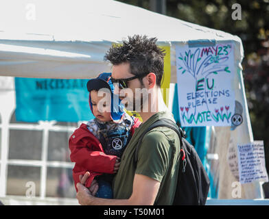 London, Großbritannien. 20 Apr, 2019. Aussterben Rebellion Klimawandel Demonstranten zogen sie Camp von Marble Arch, wo mehr wie ein Zelt Camp als die üblichen Straßen von London Credit: Paul Quezada-Neiman/Alamy leben Nachrichten Stockfoto