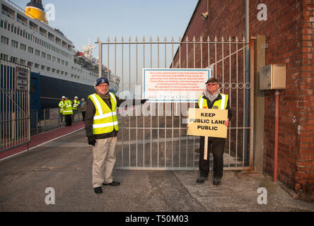 Cobh, Cork, Irland. 20. April 2019. Bei der Ankunft der Liner Saga Saphir, Cllr Diarmaid Ó Cadhla und Tony Cronin Protest gegen die Entscheidung der Hafen von Cork Firma Kai öffentlichen Spaziergang während der Ankunft von Kreuzfahrtschiffen in Cobh, Co Cork, Irland zu schließen. Quelle: David Creedon/Alamy leben Nachrichten Stockfoto