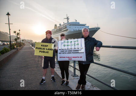 Cobh, Cork, Irland. 20. April 2019. Damian und Vivienne Farrell mit DÍarmuid Cahill an der Entscheidung durch den Hafen von Cork Firma Kai öffentlichen Spaziergang bei der Ankunft der Cruise Liner Saga Sapphire in Cobh, Co Cork, Irland zu schließen protestieren. Quelle: David Creedon/Alamy leben Nachrichten Stockfoto