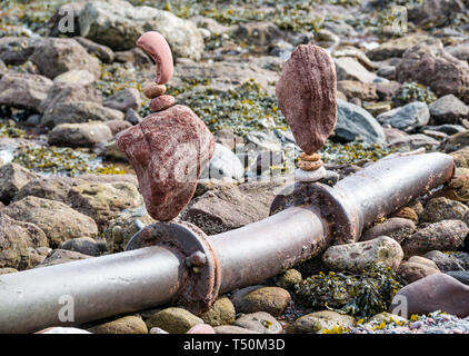 Dunbar, East Lothian, Schottland, Vereinigtes Königreich, 20. April 2019. Europäische Stein stacking Meisterschaft: Stein balancing Artwork von Dave Liebe, von Edinburgh, am Auge Cave Beach Stockfoto