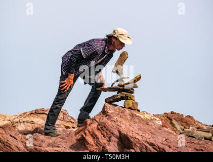 Dunbar, East Lothian, Schottland, Vereinigtes Königreich, 20. April 2019. Europäische Stein stacking Meisterschaft: Pedro Duran aus Spanien, Gesamtsieger des letzten Jahres Salden Steine am Auge Cave Beach Stockfoto