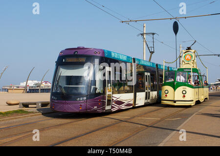 Blackpool, Lancashire. 19. April 2019. UK Wetter. Heißen Bedingungen weiterhin als Erbe Straßenbahnen von anno dazumal Passagiere entlang der Strandpromenade. Credit: MediaWorldImages/Alamy leben Nachrichten Stockfoto