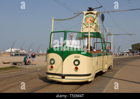 1934 30s Blackpool Boat 600 Trolleybus; Blackpool, Lancashire. April 2019. Wetter in Großbritannien. Die heißen Bedingungen bleiben weiterhin bestehen, da die Heritage Trams von früheren Fährpassagieren entlang der Küste fahren. Stockfoto