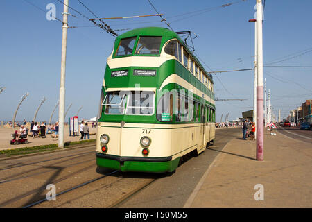 Blackpool, Lancashire. 19. April 2019. UK Wetter. Heißen Bedingungen weiterhin als Erbe Straßenbahnen von anno dazumal Passagiere entlang der Strandpromenade. Ballon 717 von 1935 - Blackpool Erbe Tram Touren. Credit: MediaWorldImages/Alamy leben Nachrichten Stockfoto