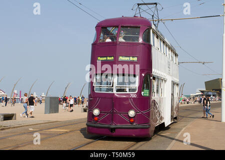 Balloon 700 Blackpool, Lancashire. April 2019. Wetter in Großbritannien. An der Strandpromenade fahren weiterhin heiße Bedingungen fort, da die Heritage Trams von Fährpassagieren vergangener Zeiten verkehren. Blackpool Tramway, modifizierte Doppeldeck-Trams debütieren in umgebauter Form und neuer Flexity-inspirierter weißer und violetter Lackierung. Stockfoto