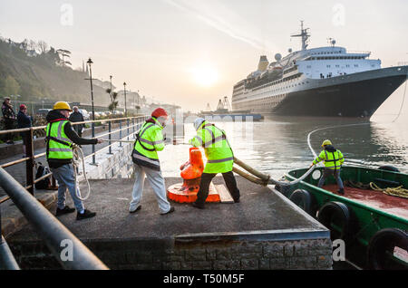 Cobh, Cork, Irland. 20. April 2019. Hafen von Cork Hafenarbeiter bis das Kreuzfahrtschiff Saga Sapphire binden, als sie im tiefen Wasser Quay in Cobh, Co Cork, Irland Schlafplätze. Quelle: David Creedon/Alamy leben Nachrichten Stockfoto