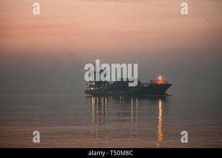 Cobh, Cork, Irland. 20. April 2019. Containerschiff Oeland macht ihren Weg langsam durch den Dunst und Nebel bei Cobh, wie Sie durch den Hafen in Richtung Tivoli Docks in Cork City, wo sie ihre Fracht entladen wird. Quelle: David Creedon/Alamy leben Nachrichten Stockfoto