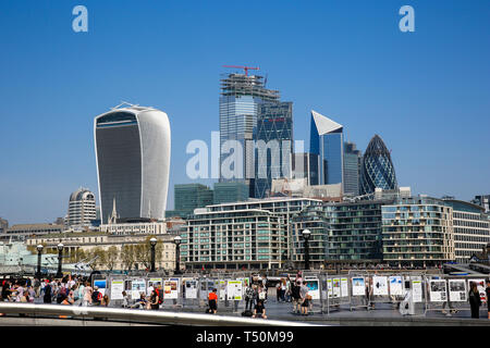 London, Großbritannien. 20 Apr, 2019. Menschen heraus und über an einem heißen und sonnigen Tag in der Hauptstadt. Nach dem Met Office Temperaturen bis zu 27°C während der Oster Wochenende erreichen. Credit: Dinendra Haria/Alamy leben Nachrichten Stockfoto