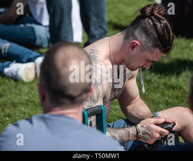 London, Großbritannien. 20. April 2019. Die weltweit 420 Veranstaltung fand heute in London Hyde Park, Am 20. April, Millionen von Menschen aus der ganzen Welt für die jährlichen 420 Veranstaltung sammeln, ihre Wertschätzung von Cannabis zu feiern und ihre Rechtswidrigkeit zu protestieren. in London findet in Hyde Park, wo Tausende treffen zu rauchen und Rallye, fordert die Regierung auf, die Klasse B Droge zu Entkriminalisieren @ Paul Quezada-Neiman/Alamy Live News Credit: Paul Quezada-Neiman/Alamy Live News Credit: Paul Quezada-Neiman/Alamy leben Nachrichten Stockfoto