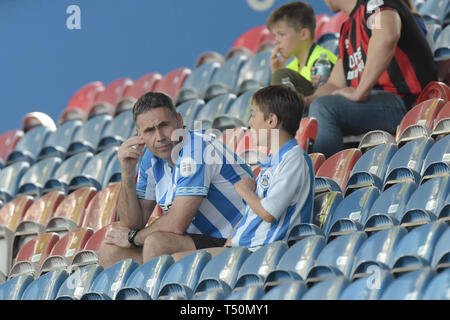 Huddersfield, Yorkshire, Großbritannien. 20 Apr, 2019. Huddersfield Fans in der Menge vor der Premier League Match zwischen Huddersfield Town und Watford am John Smith's Stadion, Huddersfield am Samstag, den 20. April 2019 (Quelle: Pat Scaasi | MI Nachrichten) nur die redaktionelle Nutzung, eine Lizenz für die gewerbliche Nutzung erforderlich. Keine Verwendung in Wetten, Spiele oder einer einzelnen Verein/Liga/player Publikationen. Foto darf nur für Zeitung und/oder Zeitschrift redaktionelle Zwecke verwendet werden. Credit: MI Nachrichten & Sport/Alamy leben Nachrichten Stockfoto