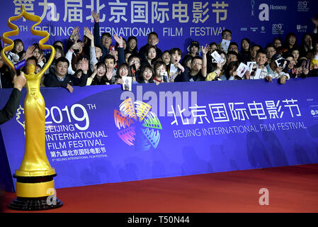 Peking, China. 20 Apr, 2019. Film Fans am roten Teppich für die Abschlussfeier der neunten Beijing International Film Festival in Peking, der Hauptstadt von China, April 20, 2019 gesehen. Credit: Tang Yi/Xinhua/Alamy leben Nachrichten Stockfoto