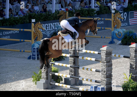 Miami, Florida, USA. 19. April 2019. MIAMI BEACH, FL - 19. April: Athina Onassis an der Longines Global Champions Tour Stop in Miami Beach. Sänger Bruce Springsteen's Tochter Jessica Rae Springsteen und anderen Mitfahrer ehemaliger Bürgermeister von New York Michael Bloomberg's Tochter Georgina Bloomberg sowie Bill Gates Tochter Jennifer Tore waren alle Anwesenden am 19. April 2019 in Miami Beach, Florida, Leute: Athina Onassis Stockfoto