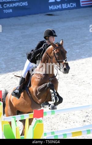 Miami, Florida, USA. 19. April 2019. MIAMI BEACH, FL - 19. April: Jennifer Gates in der longines Global Champions Tour Stop in Miami Beach. Sänger Bruce Springsteen's Tochter Jessica Rae Springsteen und anderen Mitfahrer ehemaliger Bürgermeister von New York Michael Bloomberg's Tochter Georgina Bloomberg sowie Bill Gates Tochter Jennifer Tore waren alle Anwesenden am 19. April 2019 in Miami Beach, Florida, Leute: Jennifer Gates Stockfoto