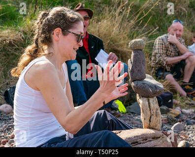 Dunbar, East Lothian, Schottland, Vereinigtes Königreich. 20 Apr, 2019. Europäische Stein stacking Meisterschaft: Debbie Adam Salden Steine in den 5 Steinen in 3 Minuten Wettbewerb auf Augenhöhe Cave Beach gestapelt Stockfoto