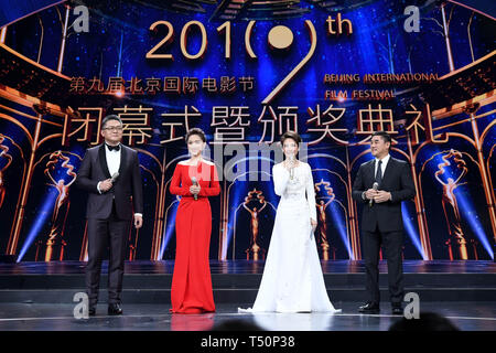 Peking, China. 20 Apr, 2019. Hosts sind während der Schließung und Verleihung des neunten Beijing International Film Festival in Peking, der Hauptstadt von China, April 20, 2019 gesehen. Credit: Chen Yehua/Xinhua/Alamy leben Nachrichten Stockfoto