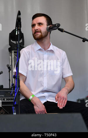 London, Großbritannien. April, 2019 20. Basking in London - Josh Gleaves führt am Fest des Hl. Georg englische Kultur mit Musik und Englisch Garküchen auf dem Trafalgar Square am 20. April 2019, London, UK zu feiern. Bild Capital/Alamy leben Nachrichten Stockfoto