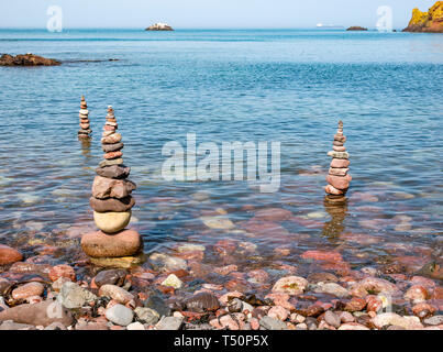 Dunbar, East Lothian, Schottland, Vereinigtes Königreich. 20 Apr, 2019. Europäische Stein stacking Meisterschaft: Stein ausgewogene Stacks auf dem felsigen Ufer am Auge Cave Strand wie die Flut kommt während der Meisterschaft Stockfoto