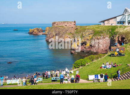 Dunbar, East Lothian, Schottland, Vereinigtes Königreich. 20 Apr, 2019. Europäische Stein stacking Meisterschaft: Menschen am Auge Cave Cove an einem sonnigen Tag während der Meisterschaft Stockfoto