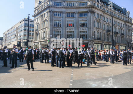 London, Großbritannien. 20 Apr, 2019. Polizei beginnen zu löschen Demonstranten in Oxford Circus und Verhaftungen am sechsten Tag des Klimawandels Protest vom Aussterben Aufstandsbewegung Group Credit: Amer ghazzal/Alamy leben Nachrichten Stockfoto