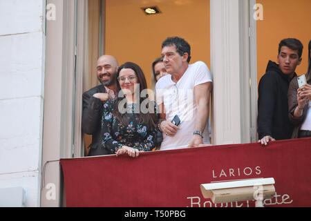 Malaga, Spanien. 19 Apr, 2019. Schauspieler Antonio Banderas mit Nicole Kimpel während der Heiligen Woche in den Straßen von Malaga am Donnerstag, den 19. April 2019. Credit: CORDON PRESSE/Alamy leben Nachrichten Stockfoto