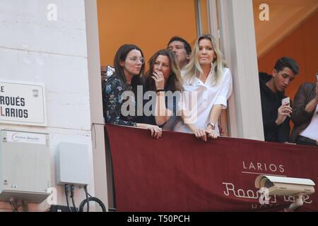 Malaga, Spanien. 19 Apr, 2019. Schauspieler Antonio Banderas mit Nicole Kimpel während der Heiligen Woche in den Straßen von Malaga am Donnerstag, den 19. April 2019. Credit: CORDON PRESSE/Alamy leben Nachrichten Stockfoto