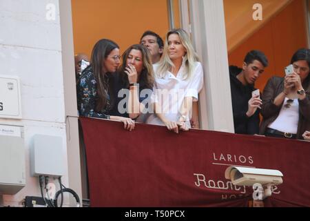 Malaga, Spanien. 19 Apr, 2019. Schauspieler Antonio Banderas mit Nicole Kimpel während der Heiligen Woche in den Straßen von Malaga am Donnerstag, den 19. April 2019. Credit: CORDON PRESSE/Alamy leben Nachrichten Stockfoto