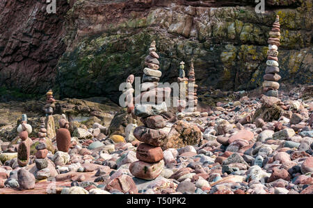 Dunbar, East Lothian, Schottland, Vereinigtes Königreich. 20 Apr, 2019. Europäische Stein stacking Meisterschaft: Stein ausgewogene Stacks auf dem felsigen Ufer am Auge Cave Strand während der Meisterschaft Stockfoto