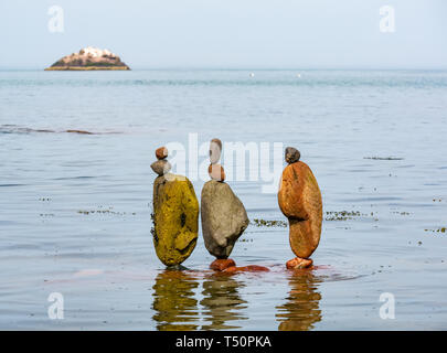 Dunbar, East Lothian, Schottland, Vereinigtes Königreich. 20 Apr, 2019. Europäische Stein stacking Meisterschaft: Künstlerische Stein Stapel am Auge Cave Strand während der Meisterschaft als die Flut kommt in Stockfoto