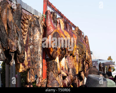 Traditionelle serbische und Montenegrian Schweinefleisch prsut genannt. Hausgemachten Schinken. Markt, Street Food, Food Festival. Balkan Küche. Serbische Küche Stockfoto