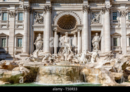 Blick auf den zentralen Teil der Trevi Brunnen, die mit den Statuen von Oceano, in der Mitte, von Pietro Bracci und die Statue des SalubritÃ (auf der linken Seite Stockfoto