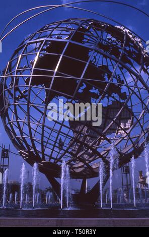 Low Angle View der Unisphere, eine Edelstahl-Darstellung der Erde, gebaut für die New York Weltmesse, Flushing Meadows Park, Queens, New York, Juni 1964. () Stockfoto