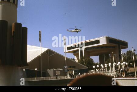 Froschperspektive von einem schwebenden Hubschrauber über dem Port Authority Hubschrauberlandeplatz und Hertz Travel Center Pavillon an einem sonnigen Tag, in New York World's Fair, Flushing Meadows Park, Queens, New York, Juni 1964. () Stockfoto